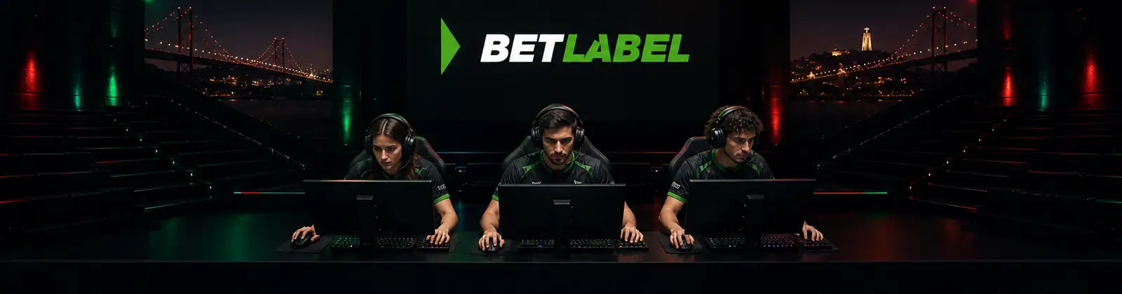 Atletas de eSports ao centro de uma arena portuguesa com a marca BetLabel